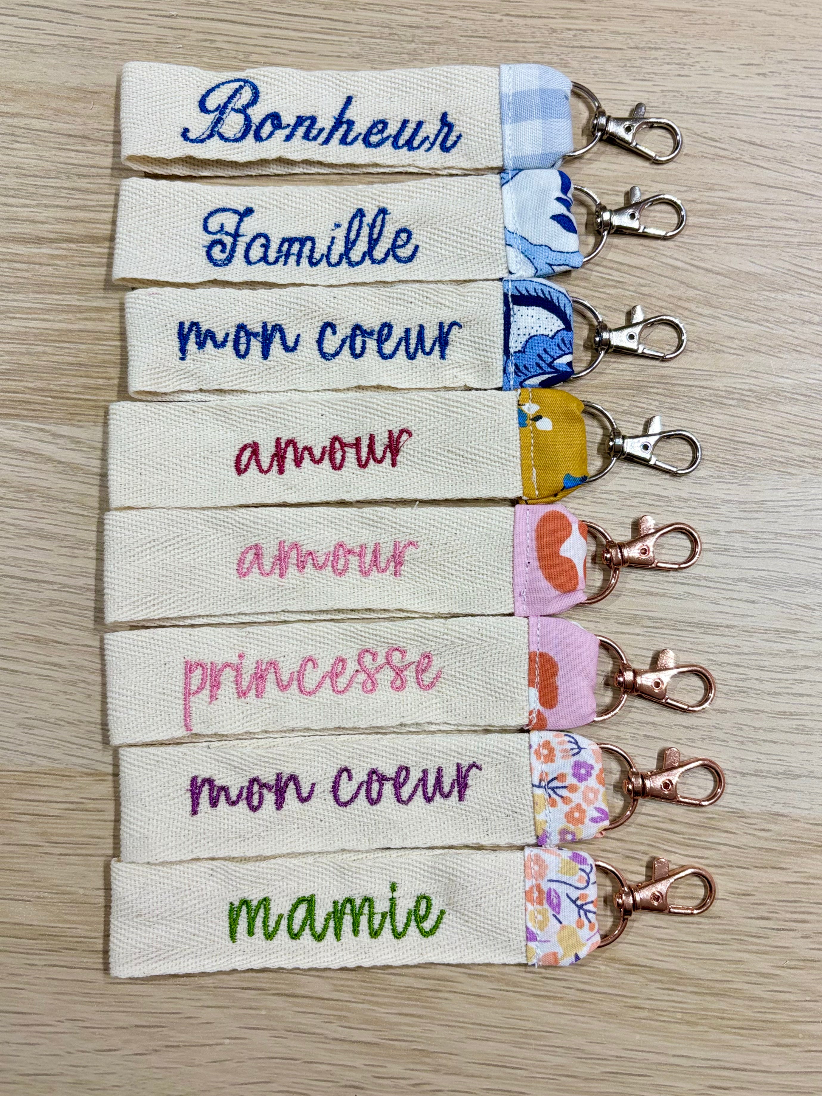 Porte-clés brodé – Un petit mot doux à emporter partout 🌸